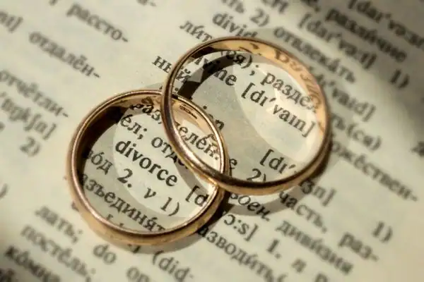 Image of rings removed before divorce mediation Merton